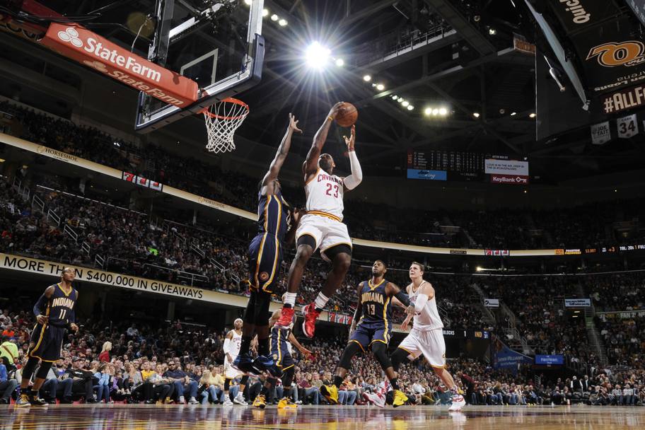 La difesa dei Pacers prova a stoppare l&#39;iniziativa di LeBron James (Getty Images)